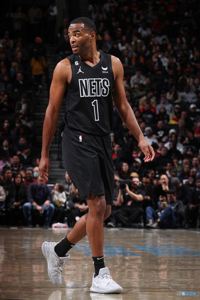 出点球的人 出点球的人