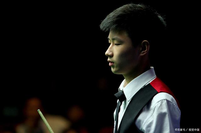 近乎冷峻的 近乎冷峻的